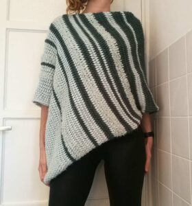 Asymmetrische poncho trui