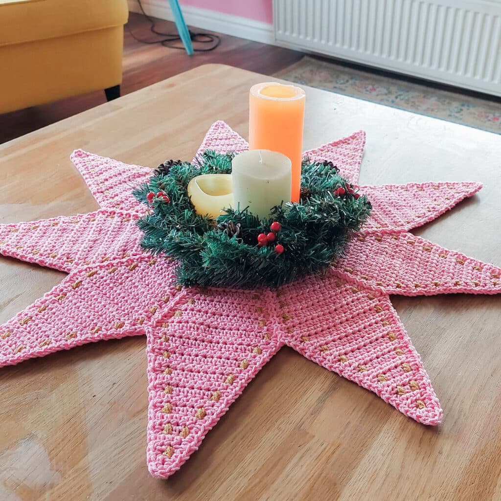 kerstster op tafel als onderzetter