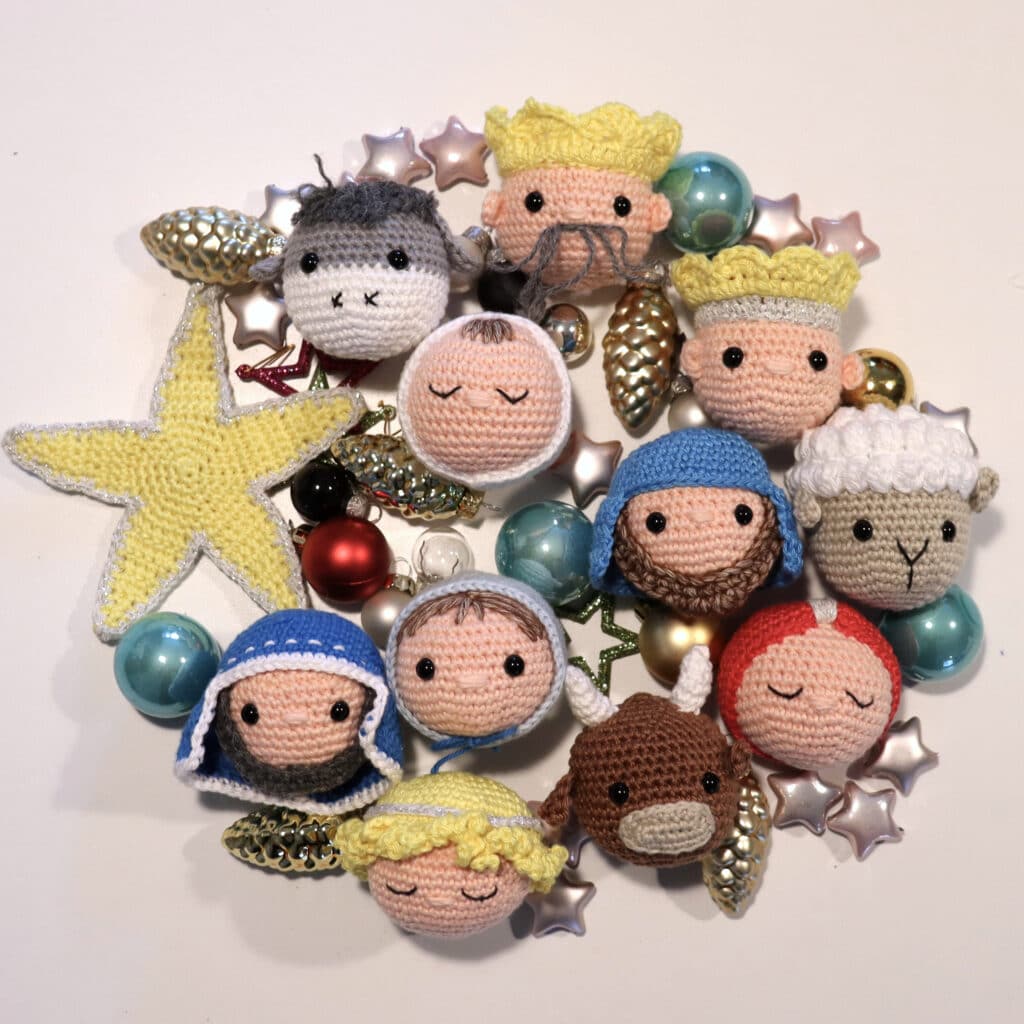 gehaakte kerstballen met gezichtjes maria, jozef, 3 koningen, ezel, schaap en nog meer