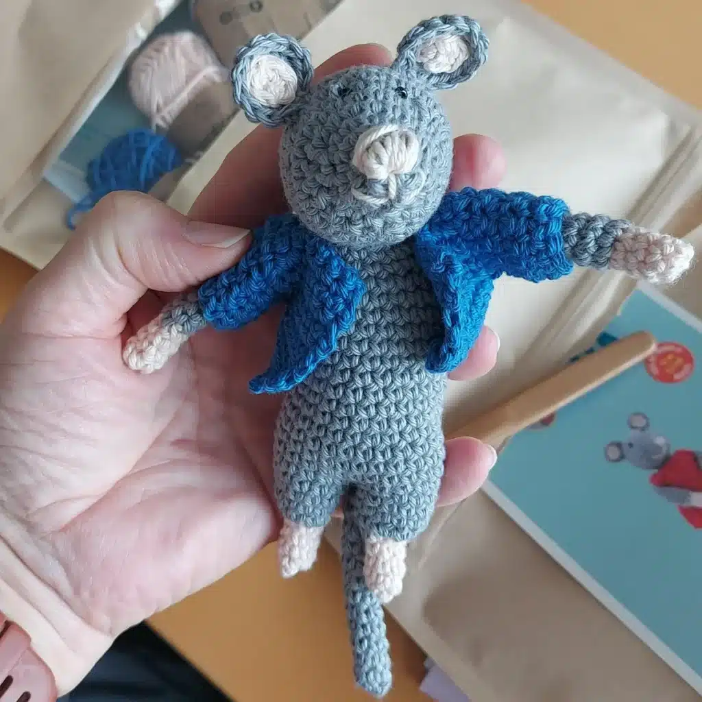 Sam Muis gehaakt
met een blauw jasje