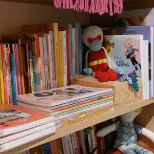 haakboeken in de boekenkast