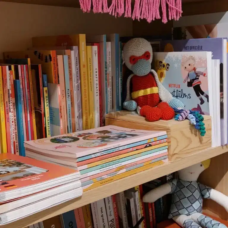 haakboeken in de boekenkast