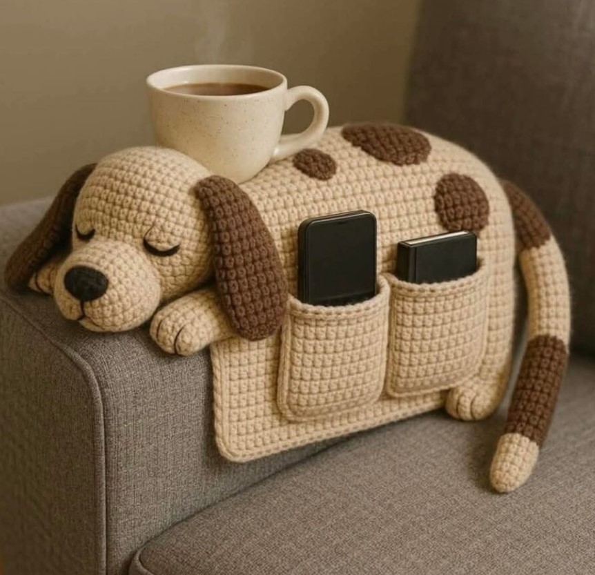 Geduldig kopje koffie op het AI haakwerk