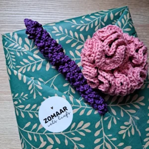 gehaakte bloem op kadootje