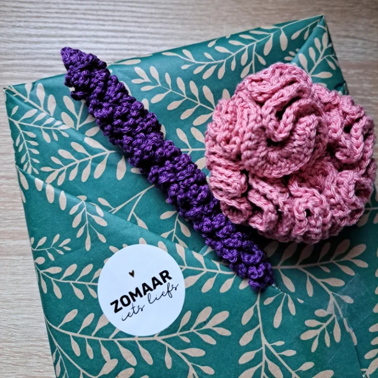gehaakte bloem op kadootje
