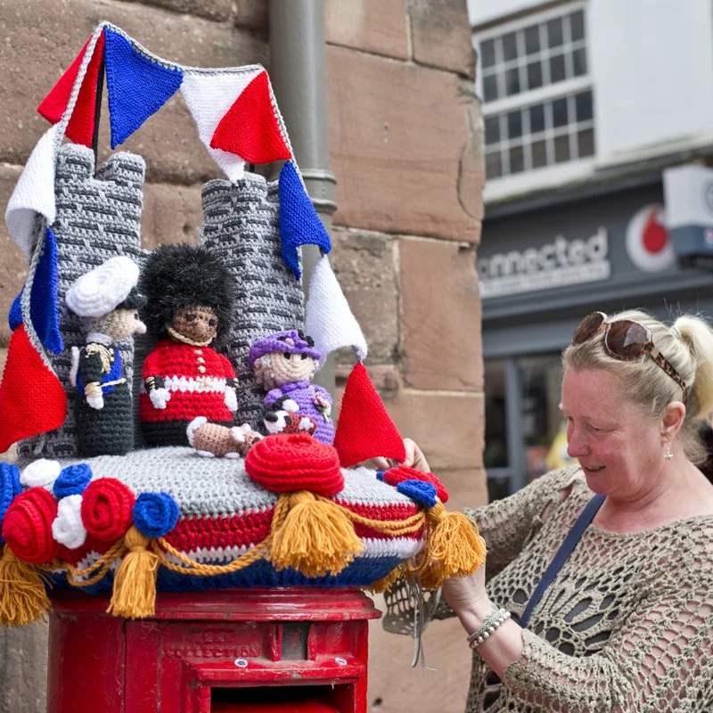 haakwerk op brievenbus
