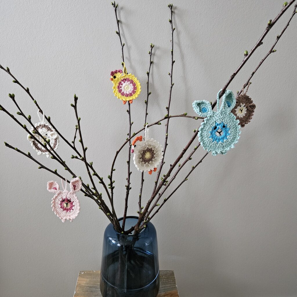 paastak met gehaakte paasornamentjes