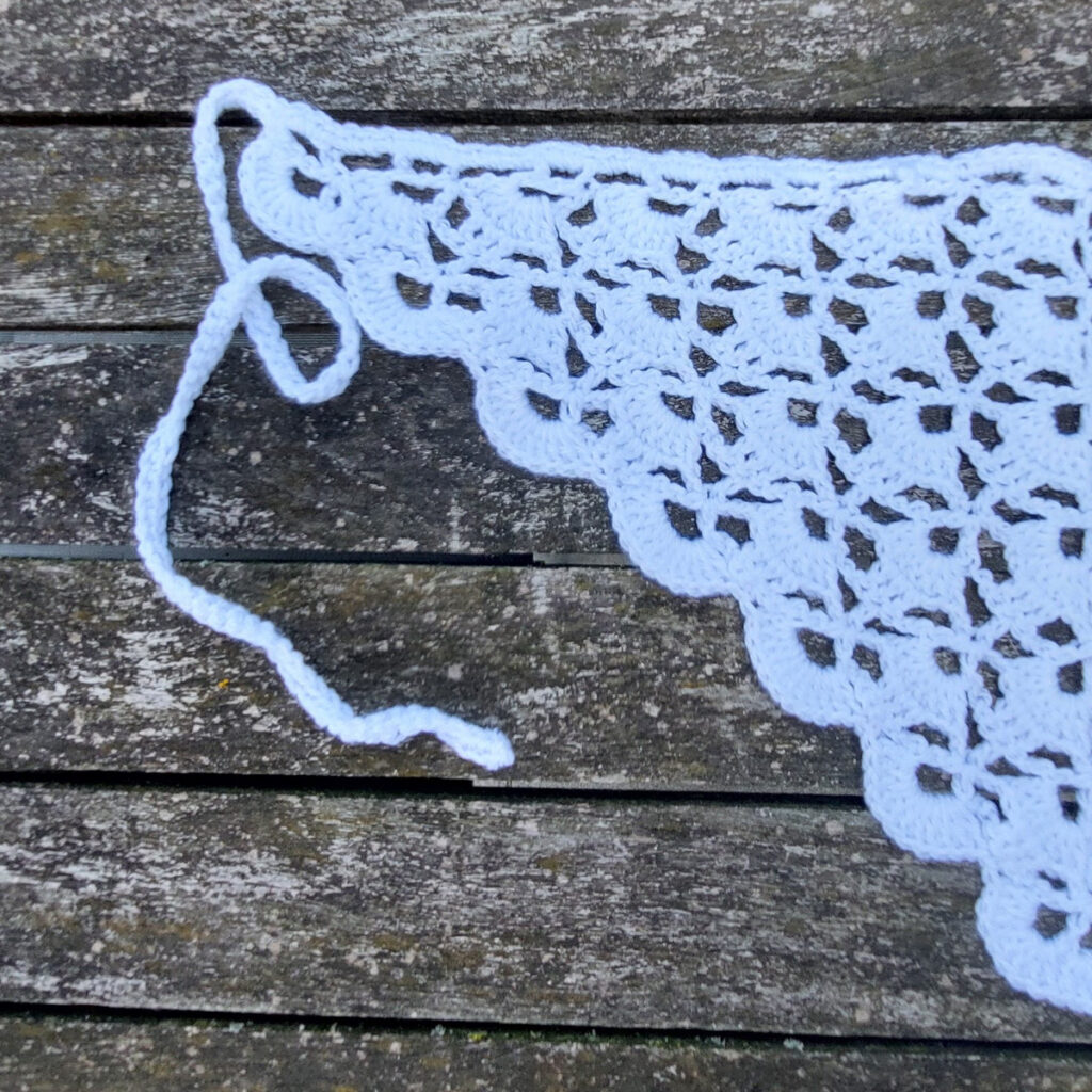 zomerse haakhype gehaakte bandana - ingezoomd